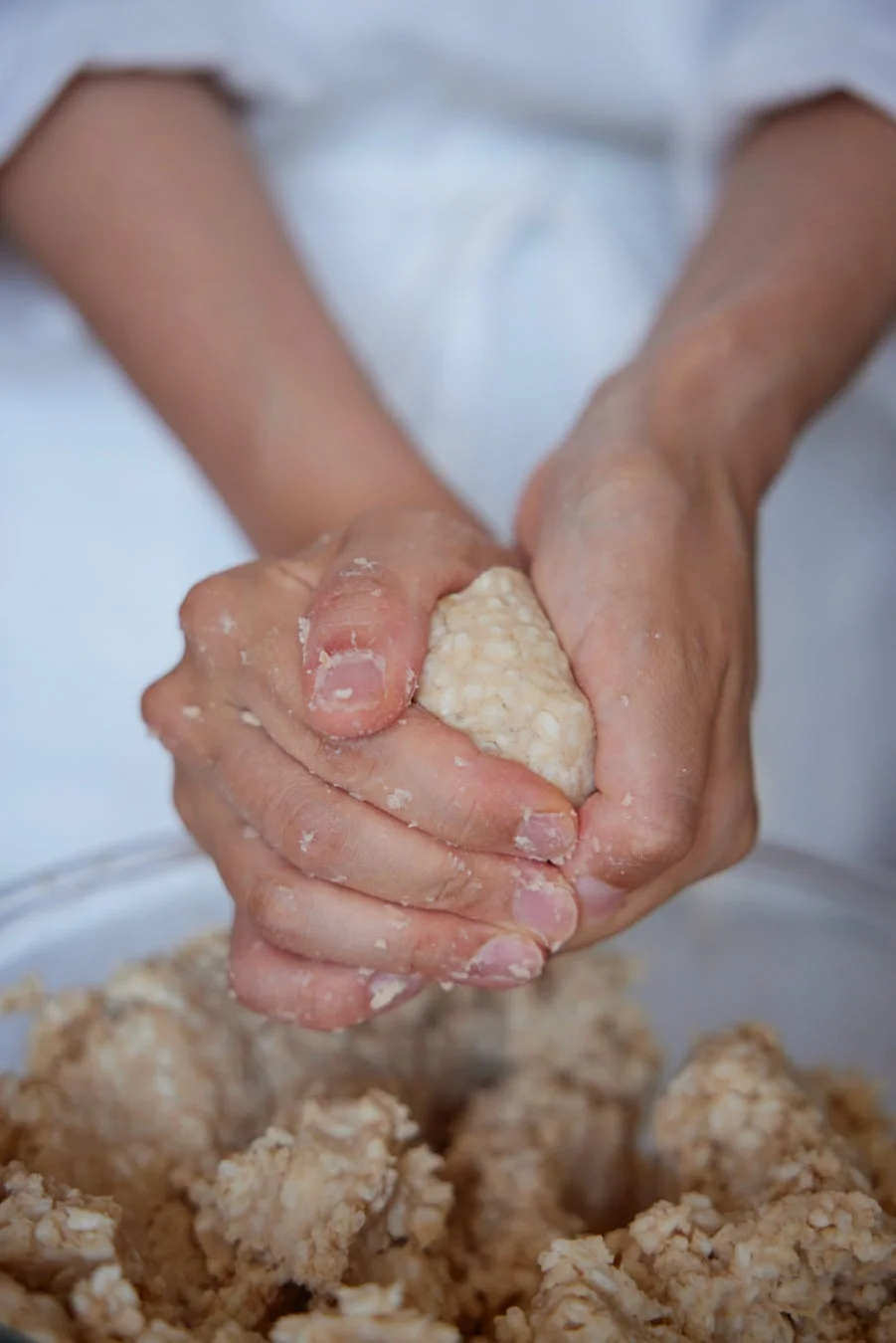 おにぎりを握る手