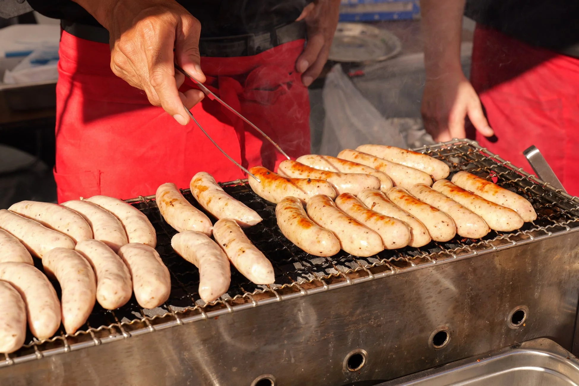 ソーセージを焼く様子