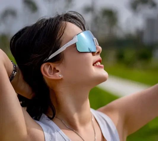 ランニング中のアイウェア装着イメージ