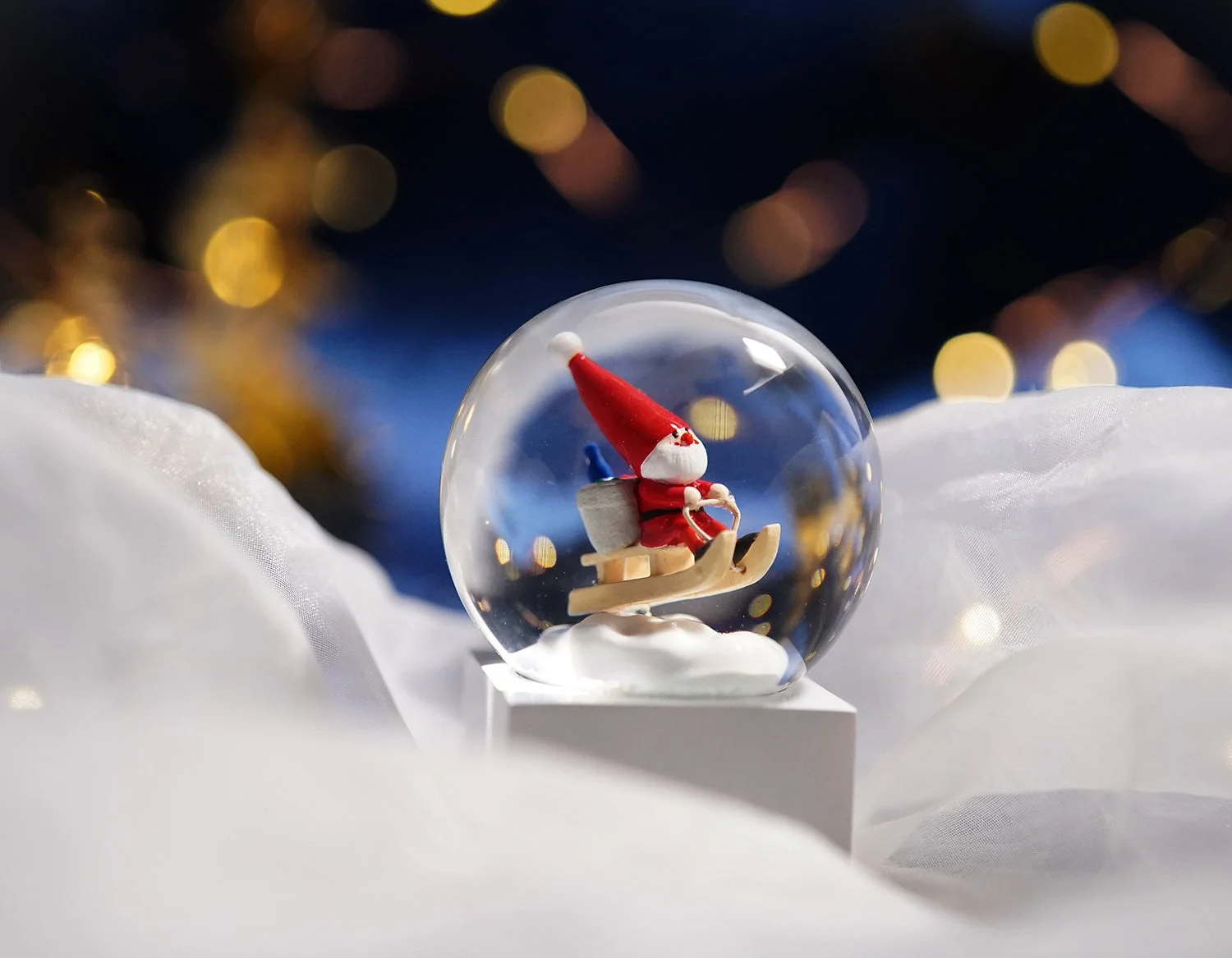 そりに乗ったサンタのスノードーム