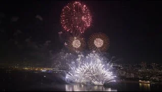 水面に映る花火