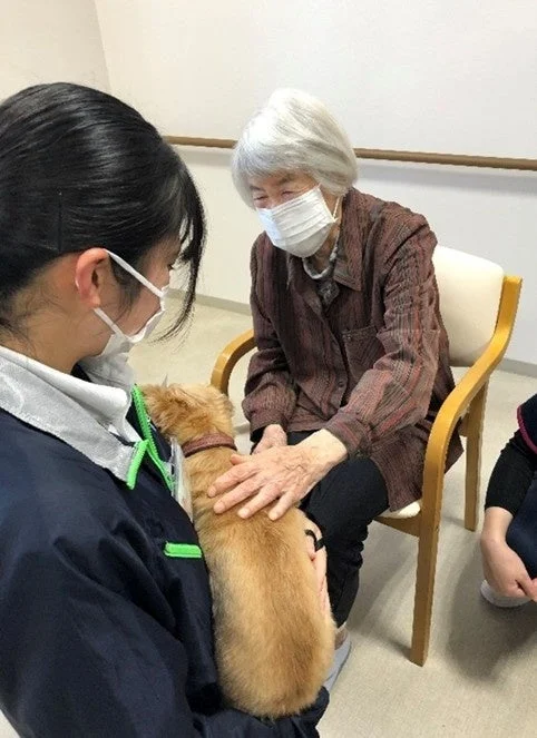 入居者と犬のふれあい