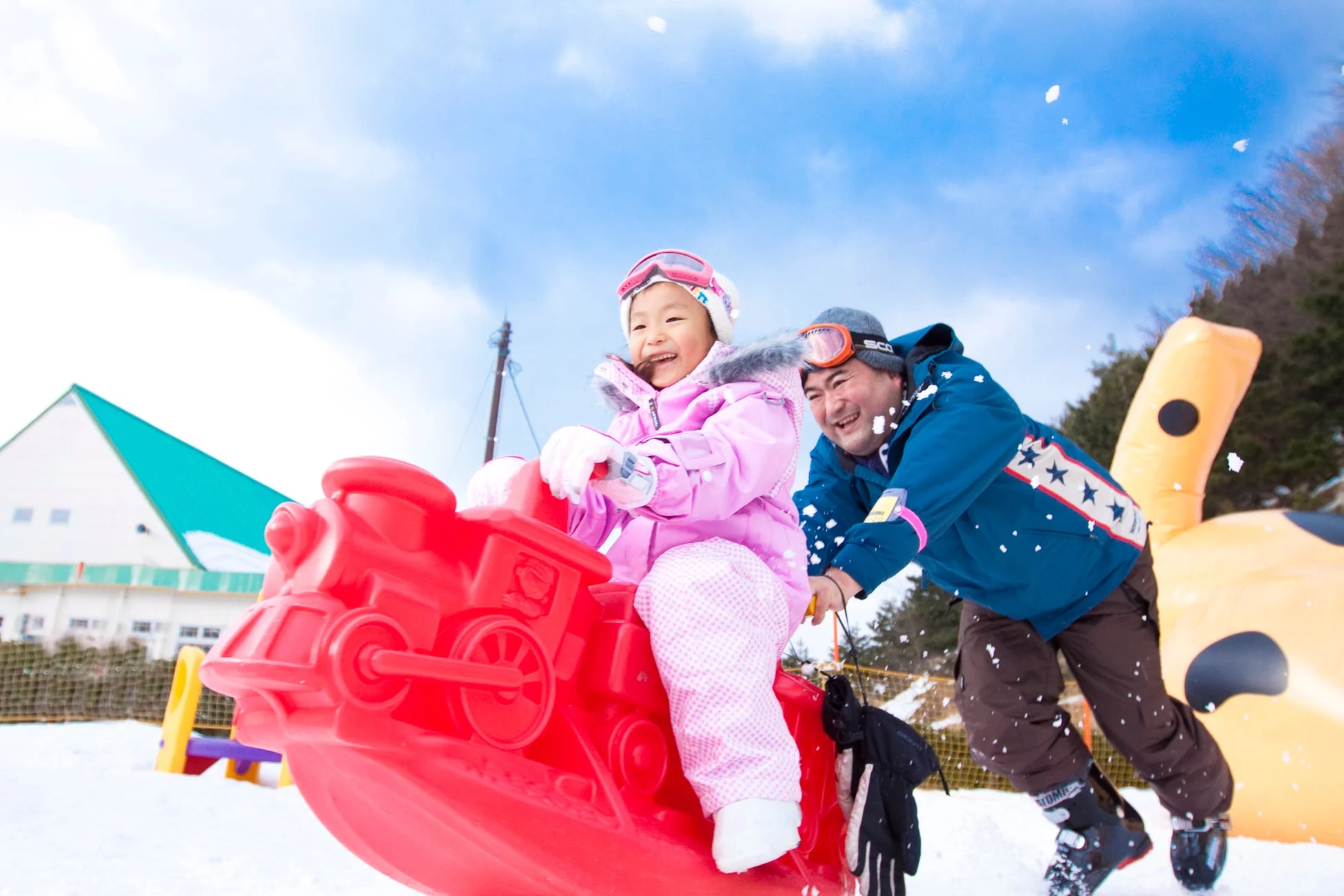 雪遊びを楽しむ親子