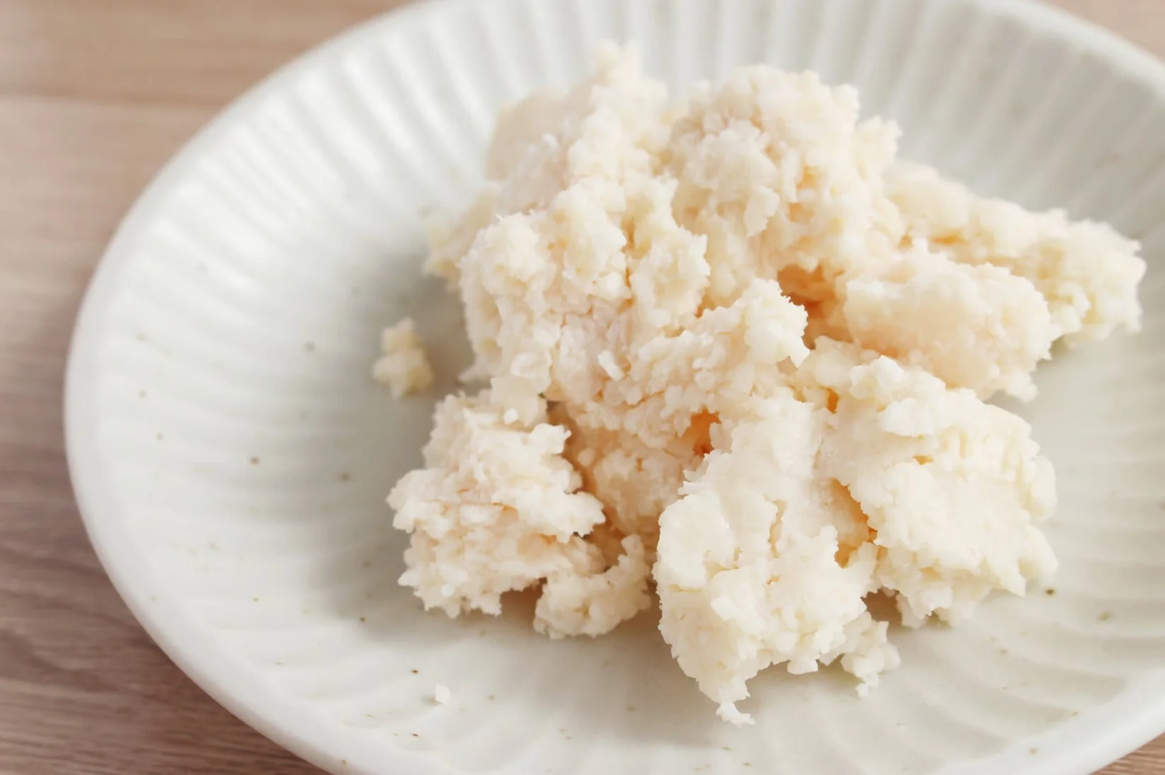 白いお皿に盛られた酒粕のような発酵食品