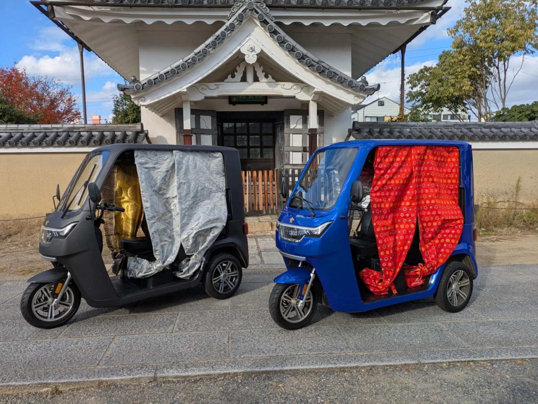 日本家屋背景の電動三輪車