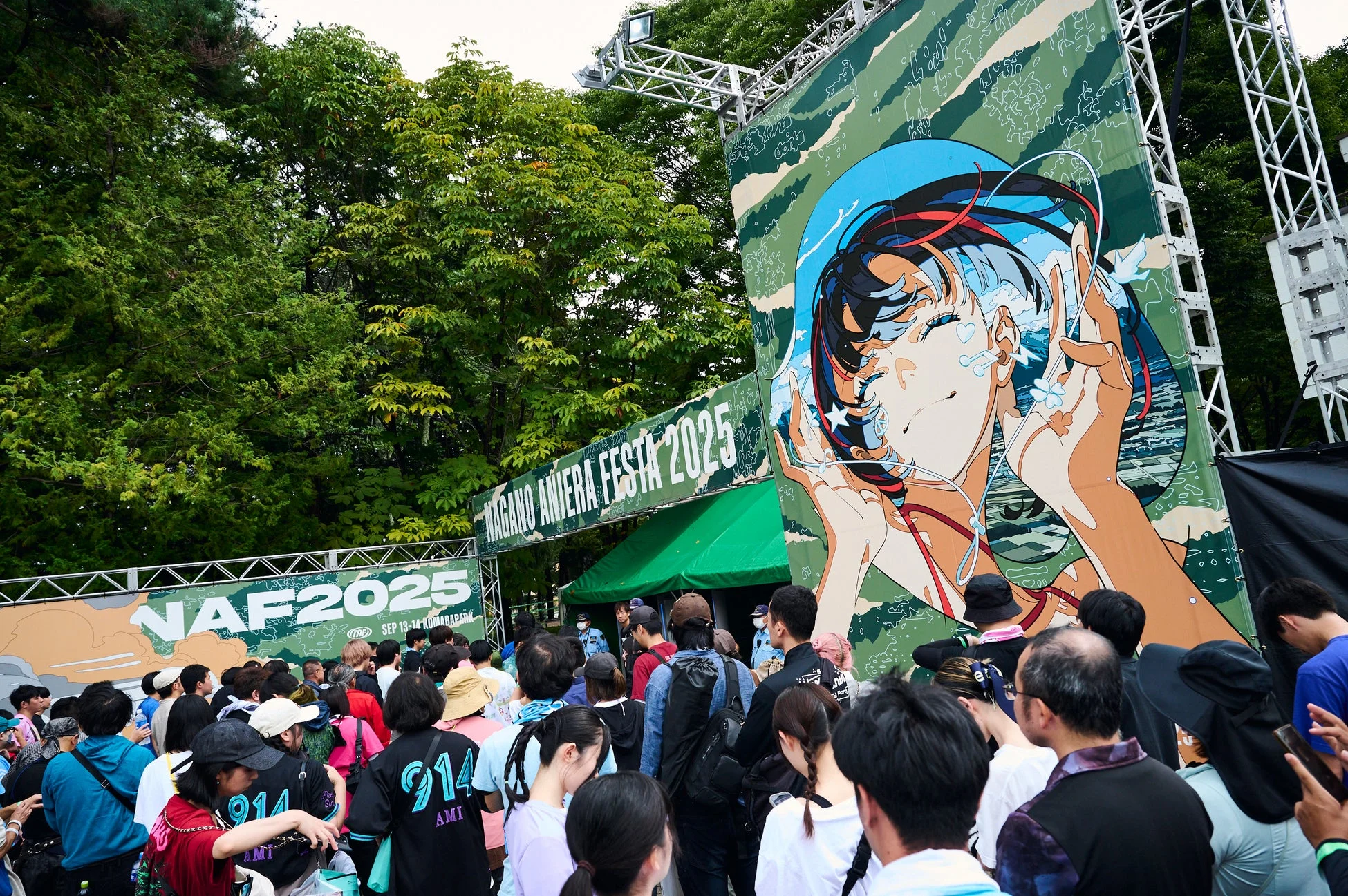 NAGANO ANIERA FESTA 2025の屋外会場入口に、多くの観客が集まっている様子