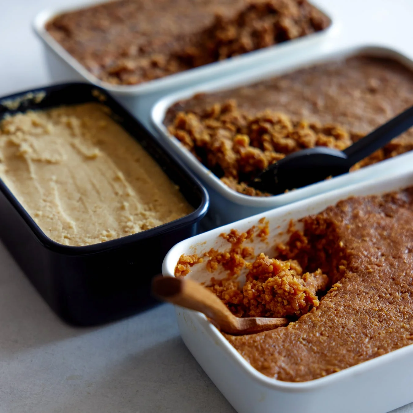 複数の味噌が入った容器