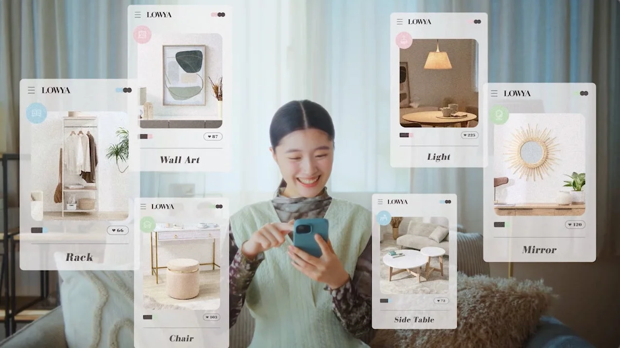 LOWYAアプリで家具を選ぶ女性