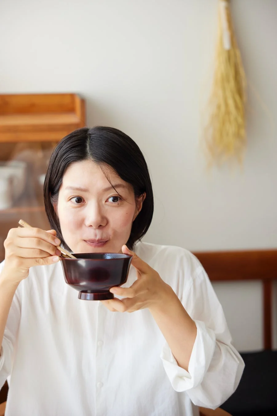 食事をする女性