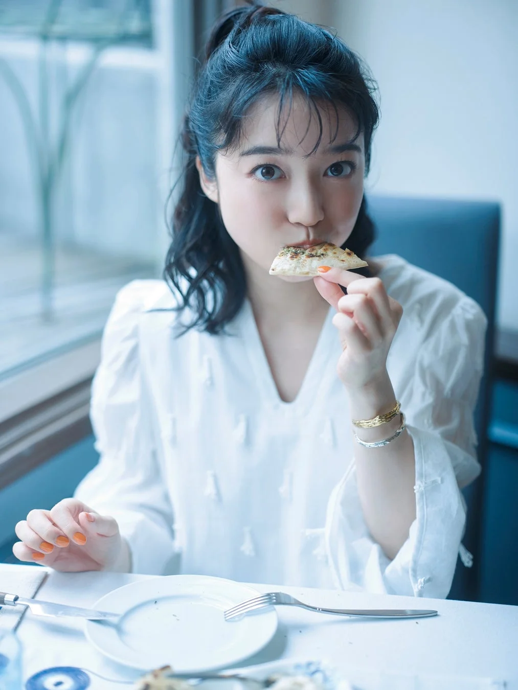 上白石萌音さんが食事をしている様子