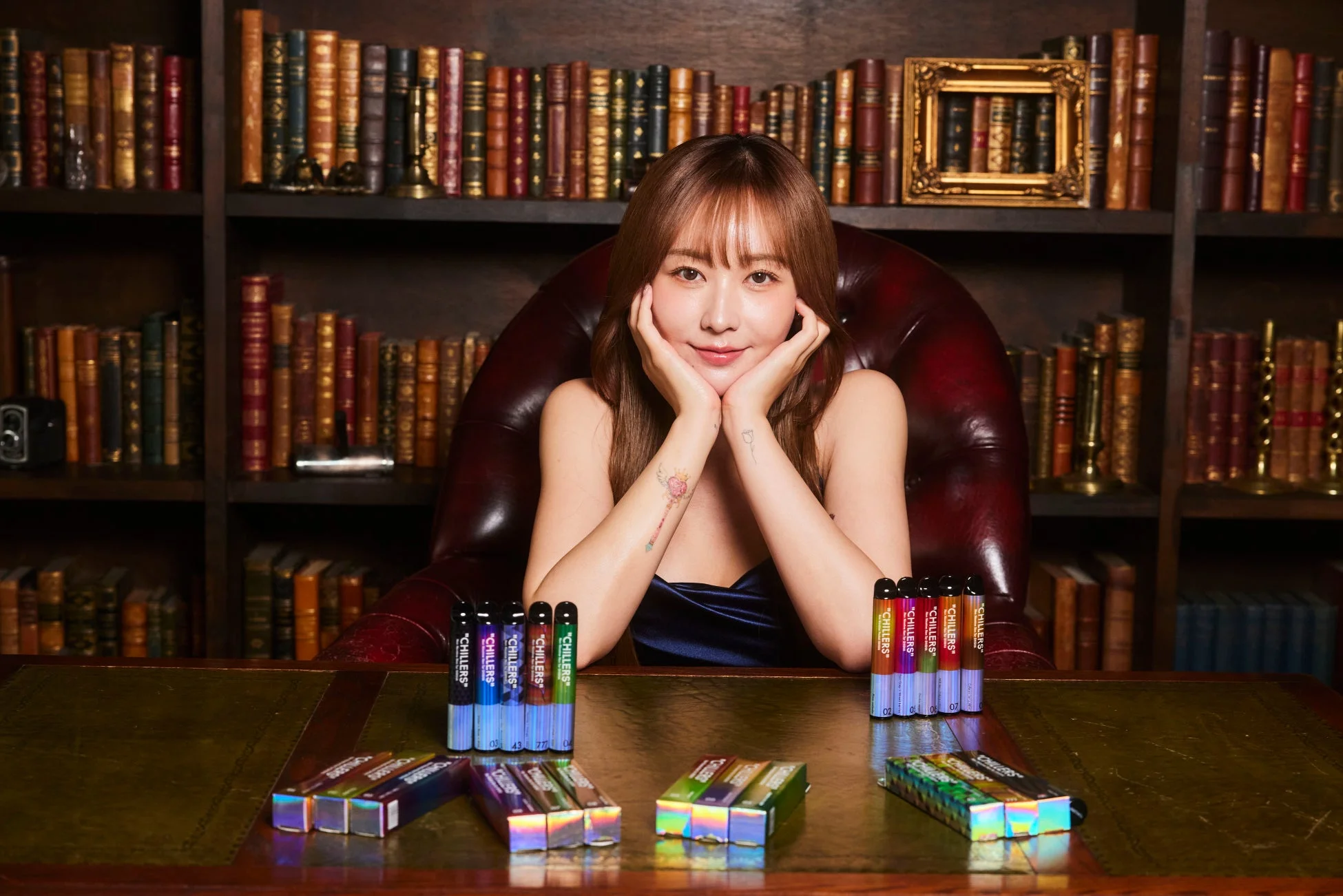 本棚を背景に座る女性とCHILLERS製品