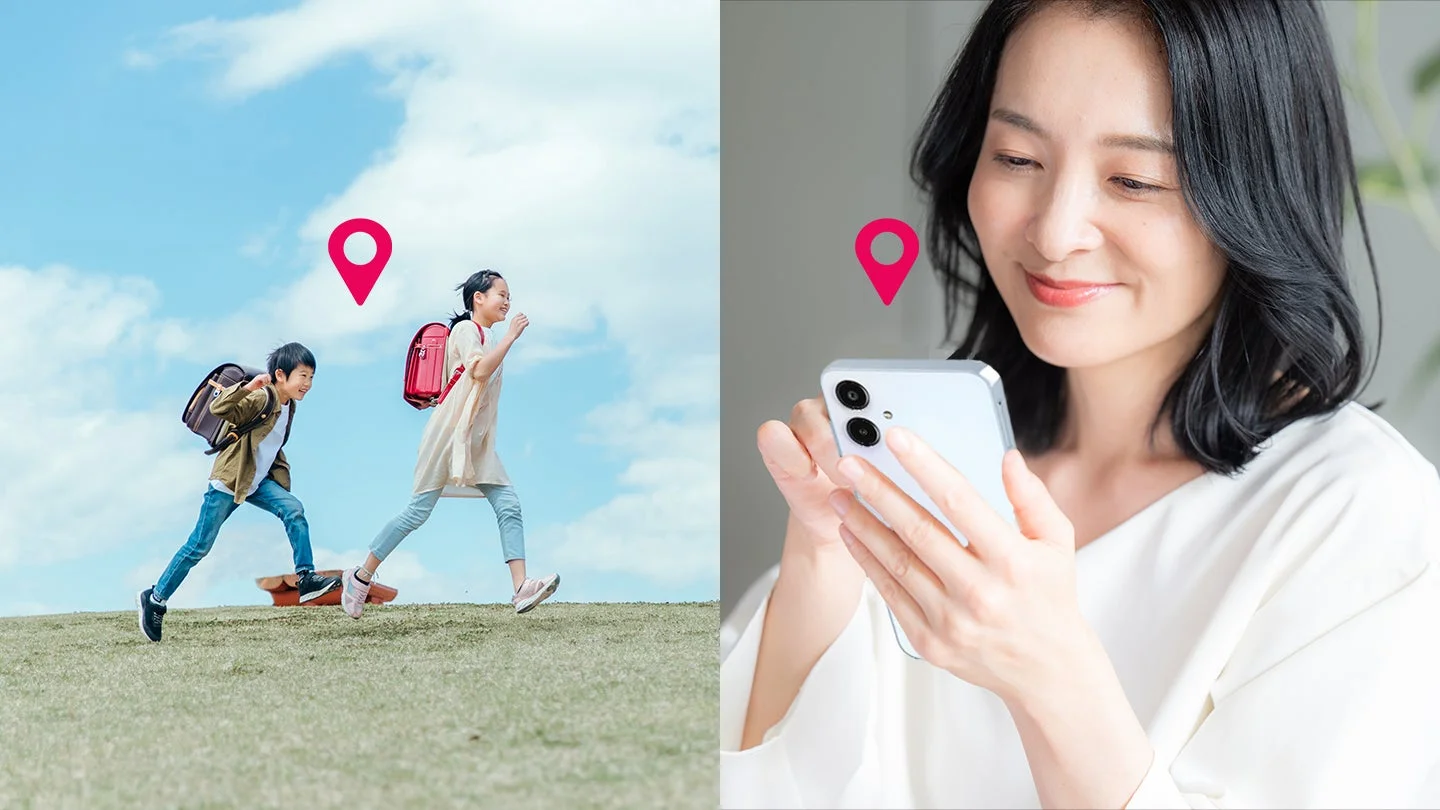 小学生の子供たちとスマートフォンを見る女性