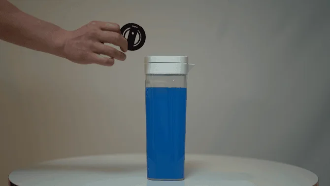 1700mlの水を持ち上げるほどの強力マグネットを示す画像