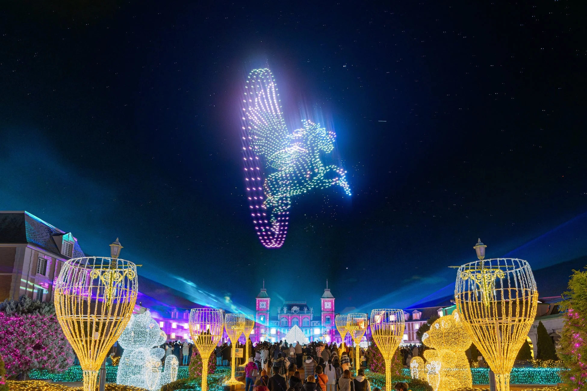 ドローンショー,ペガサス,イルミネーション,夜景,光のイベント,テーマパーク,群衆,冬,ファンタジー