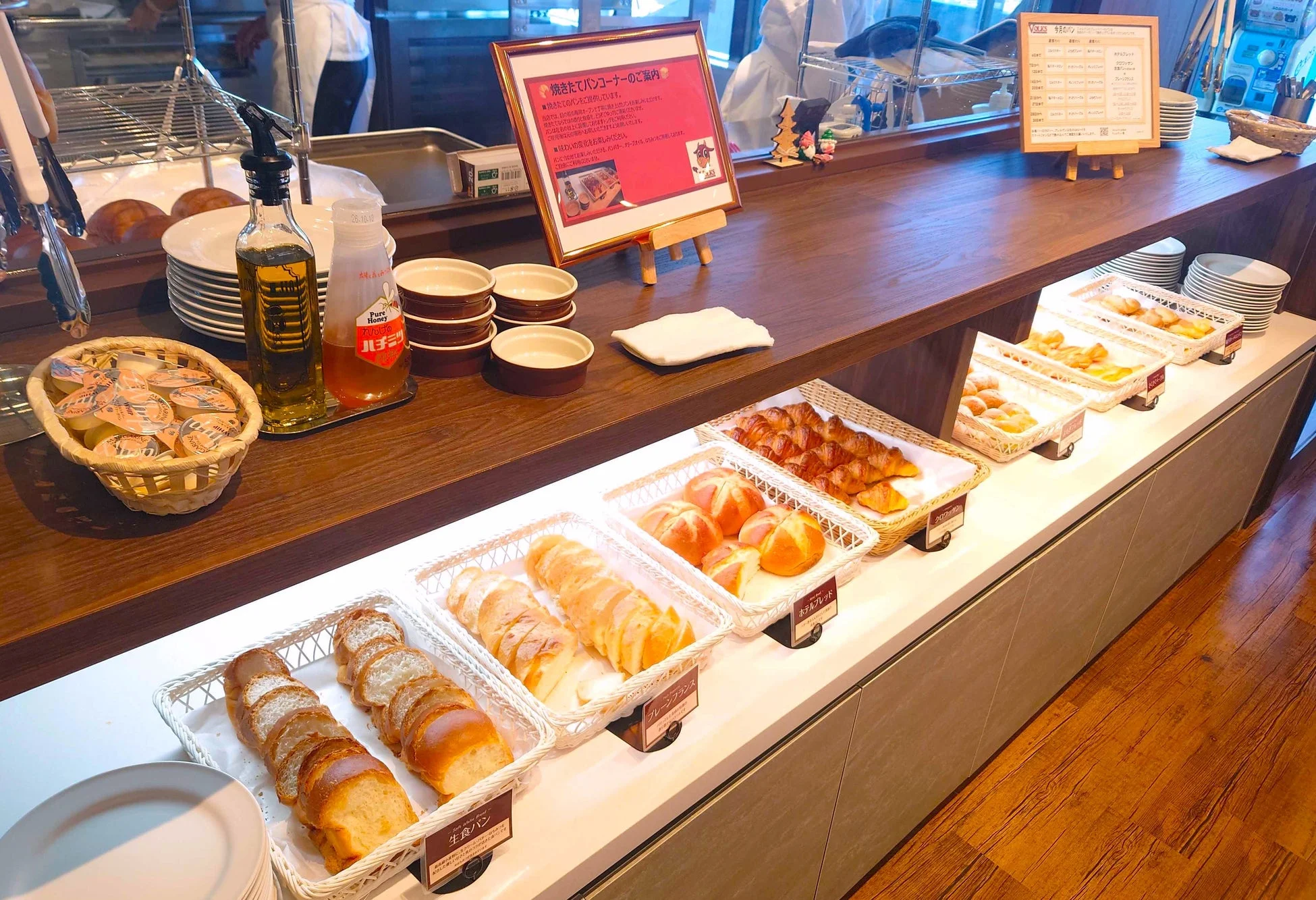 焼きたてパンコーナー