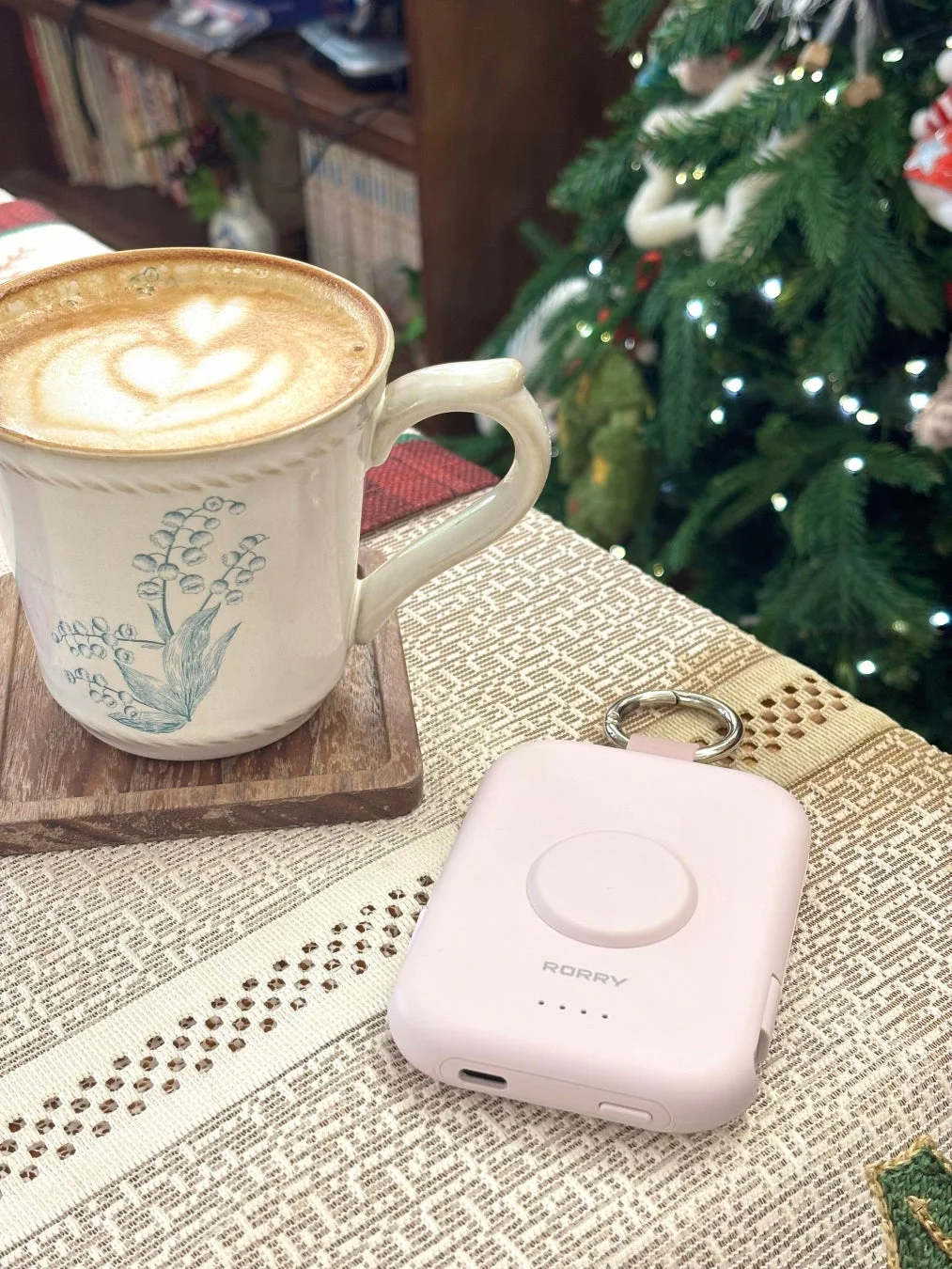 カフェラテとピンクのモバイルバッテリー