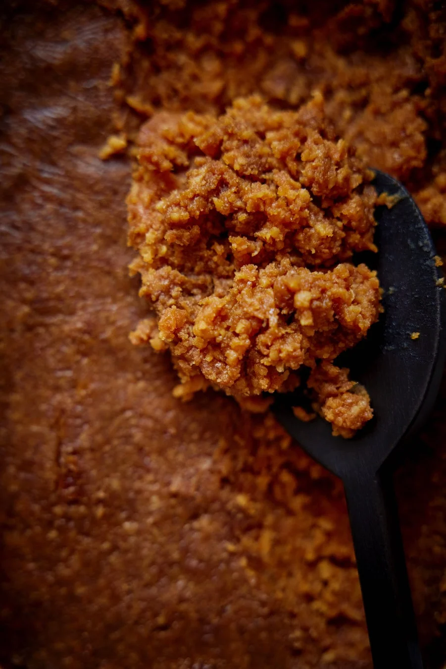 味噌をすくう様子