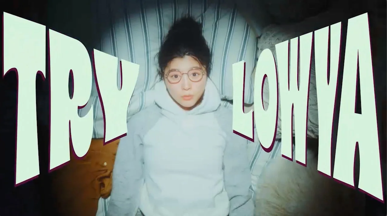 ベッドでリラックスする眼鏡の女性