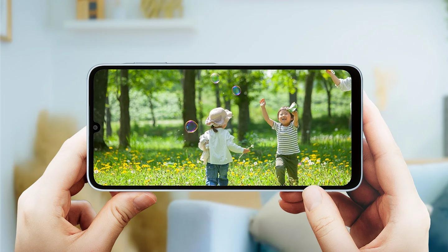 スマートフォンでシャボン玉で遊ぶ子供たちの動画を見る