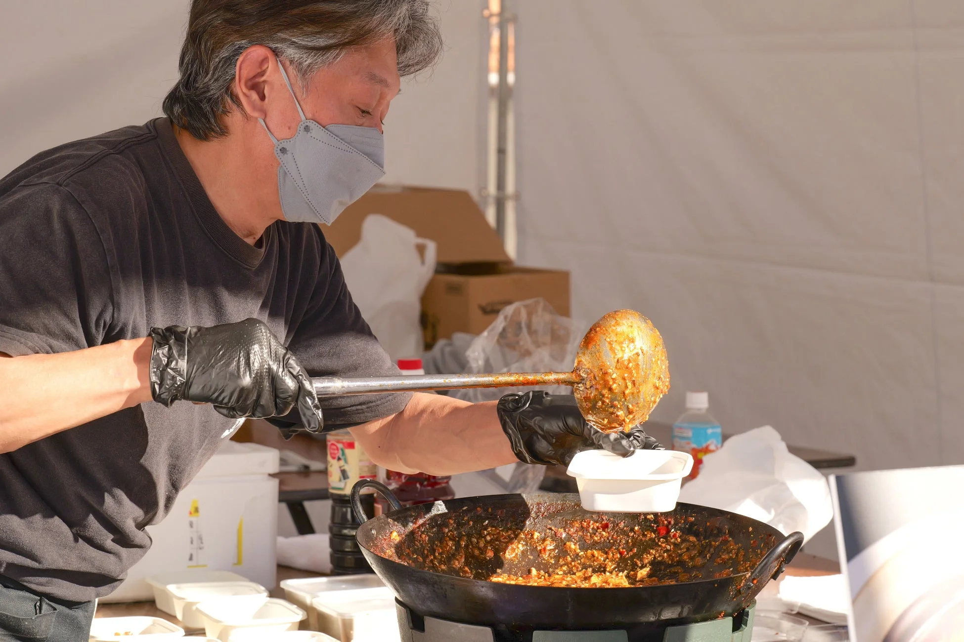 料理を盛り付ける様子