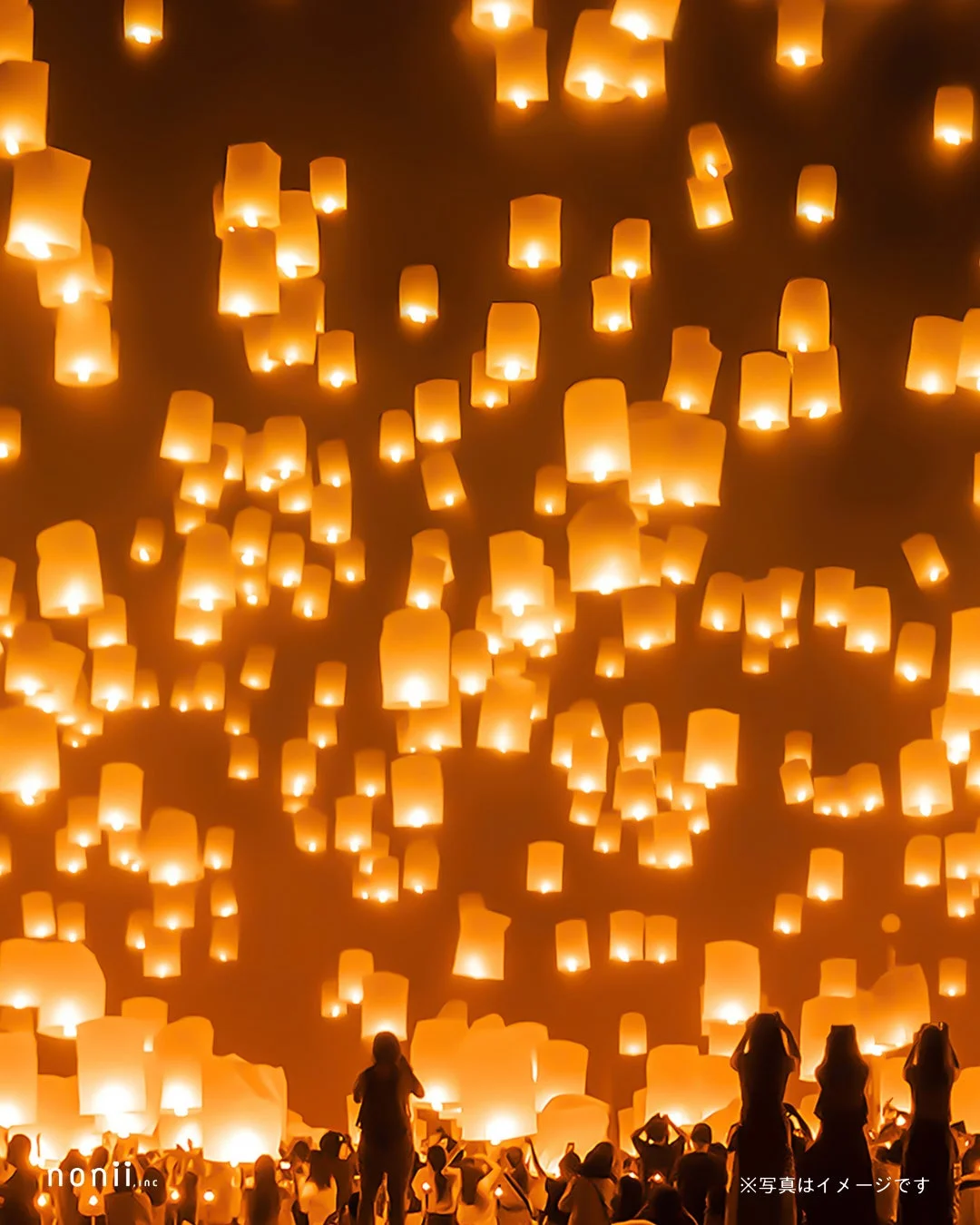 夜空に舞い上がるスカイランタン