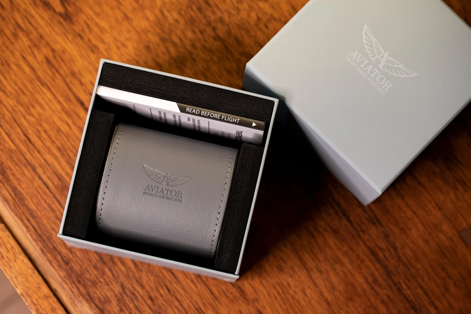 AVIATORの化粧箱とケース