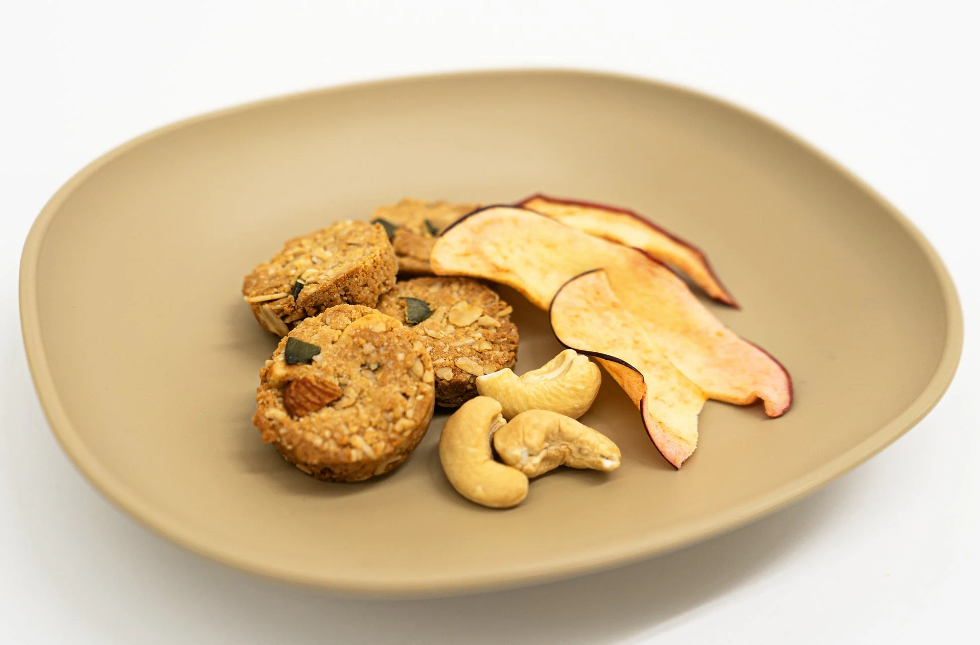 ナッツやドライアップル、カシューナッツが添えられたクッキー