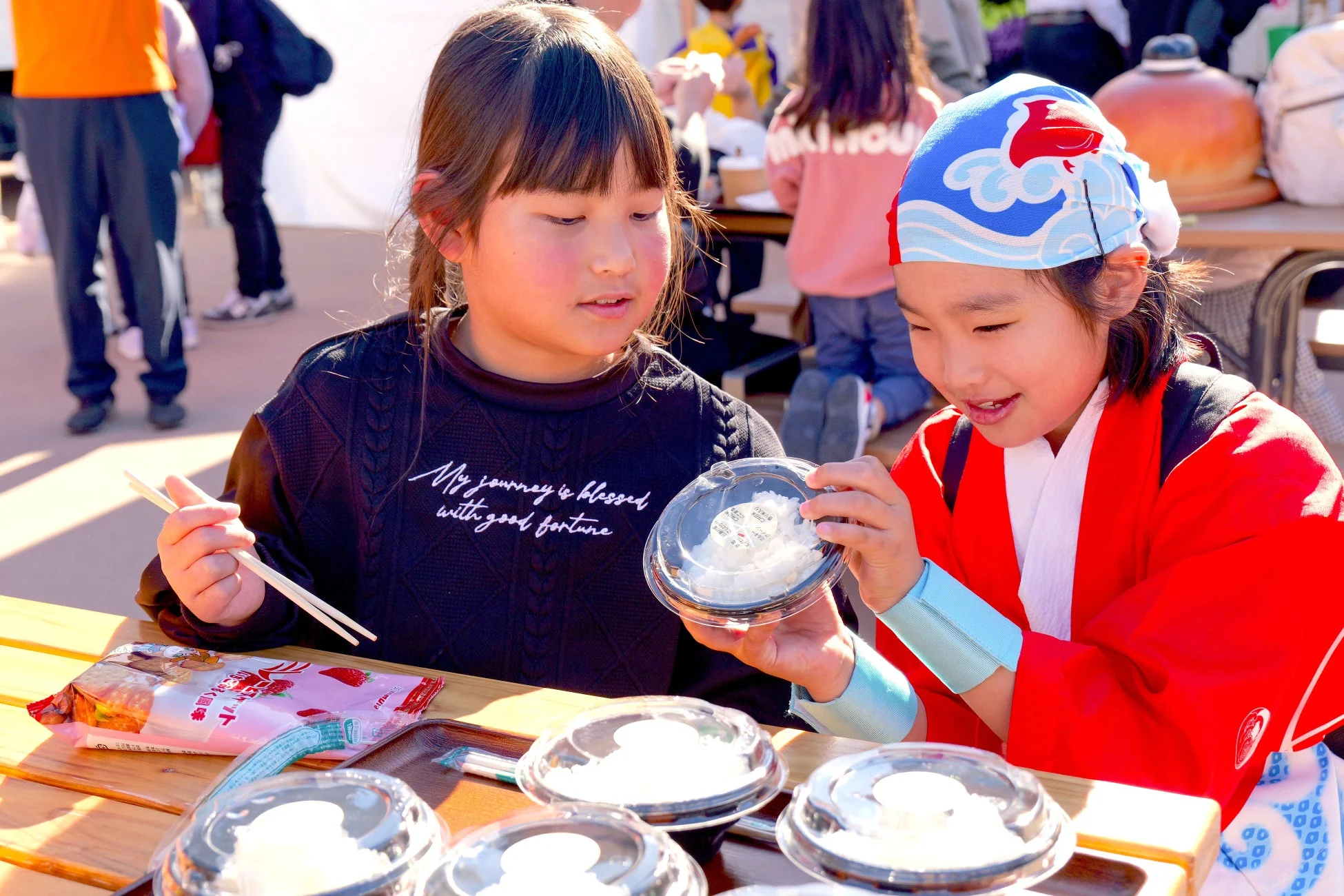 子供たちが食事を楽しむ様子