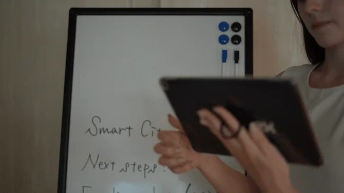 タブレットを立てて使用する様子を示す画像