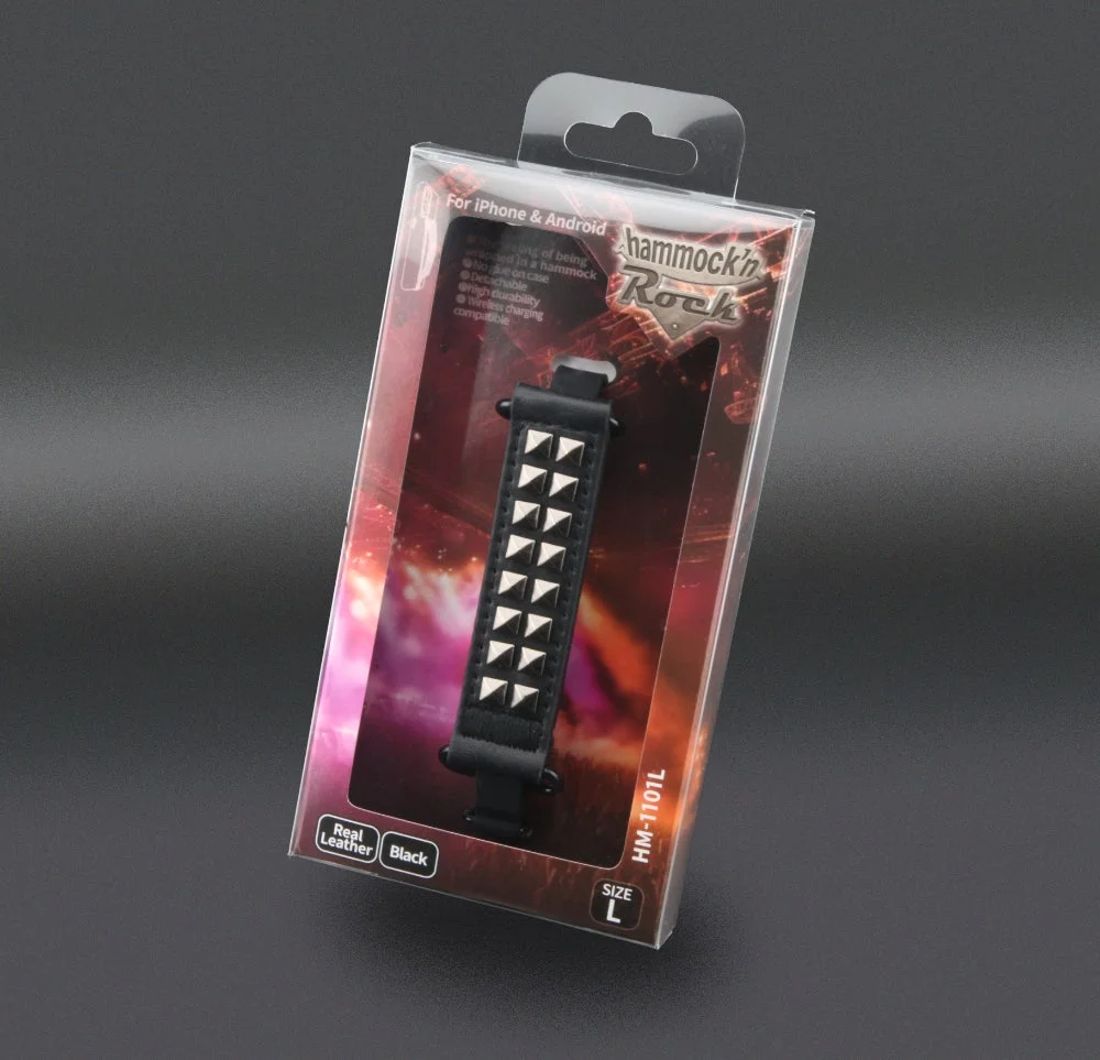 黒いスタッズ付きレザーバンドが透明なパッケージに入っている商品の画像です。iPhoneとAndroidに対応し、「hammock'n Rock」というブランド名が見えます。リアルレザー製で、サイズはL、型番はHM-1101Lと記載されています。