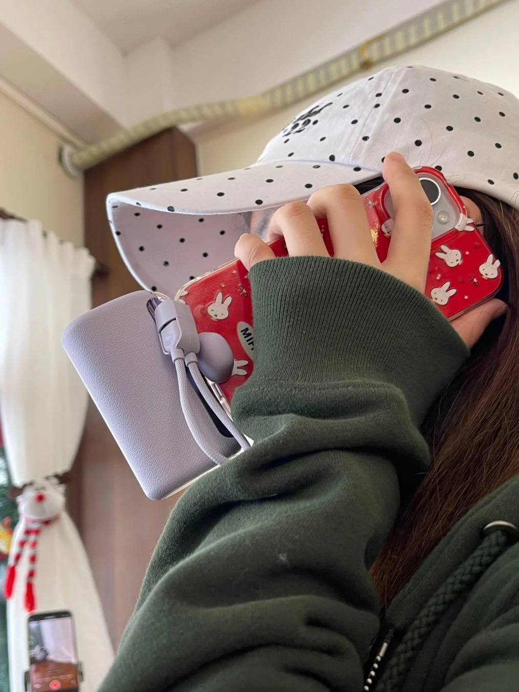 ミッフィーのスマホケースを充電する様子