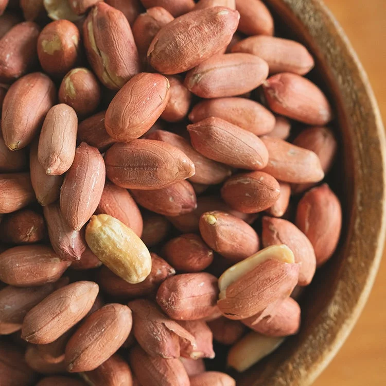 木の器に盛られた落花生