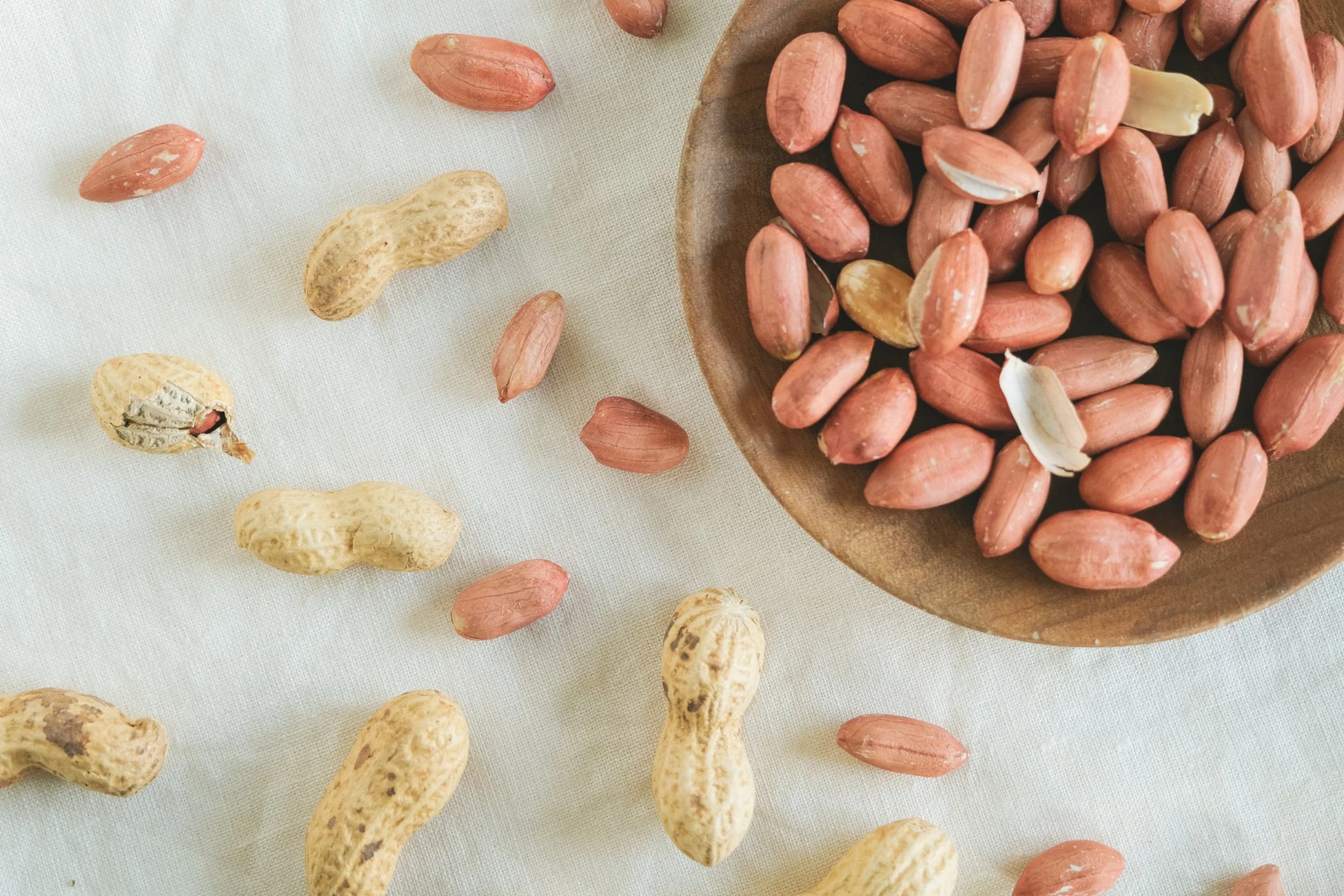 殻付きと剥き身の落花生