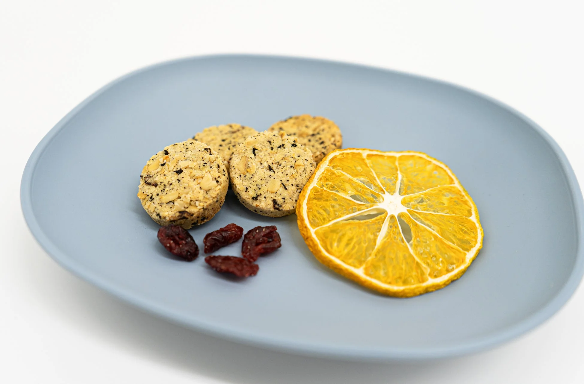 ドライクランベリーやドライオレンジが添えられたクッキー