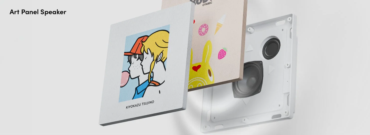 アートパネルとしてデザインされたスピーカーが、異なるイラストが施された複数のパネルと共に展示されています