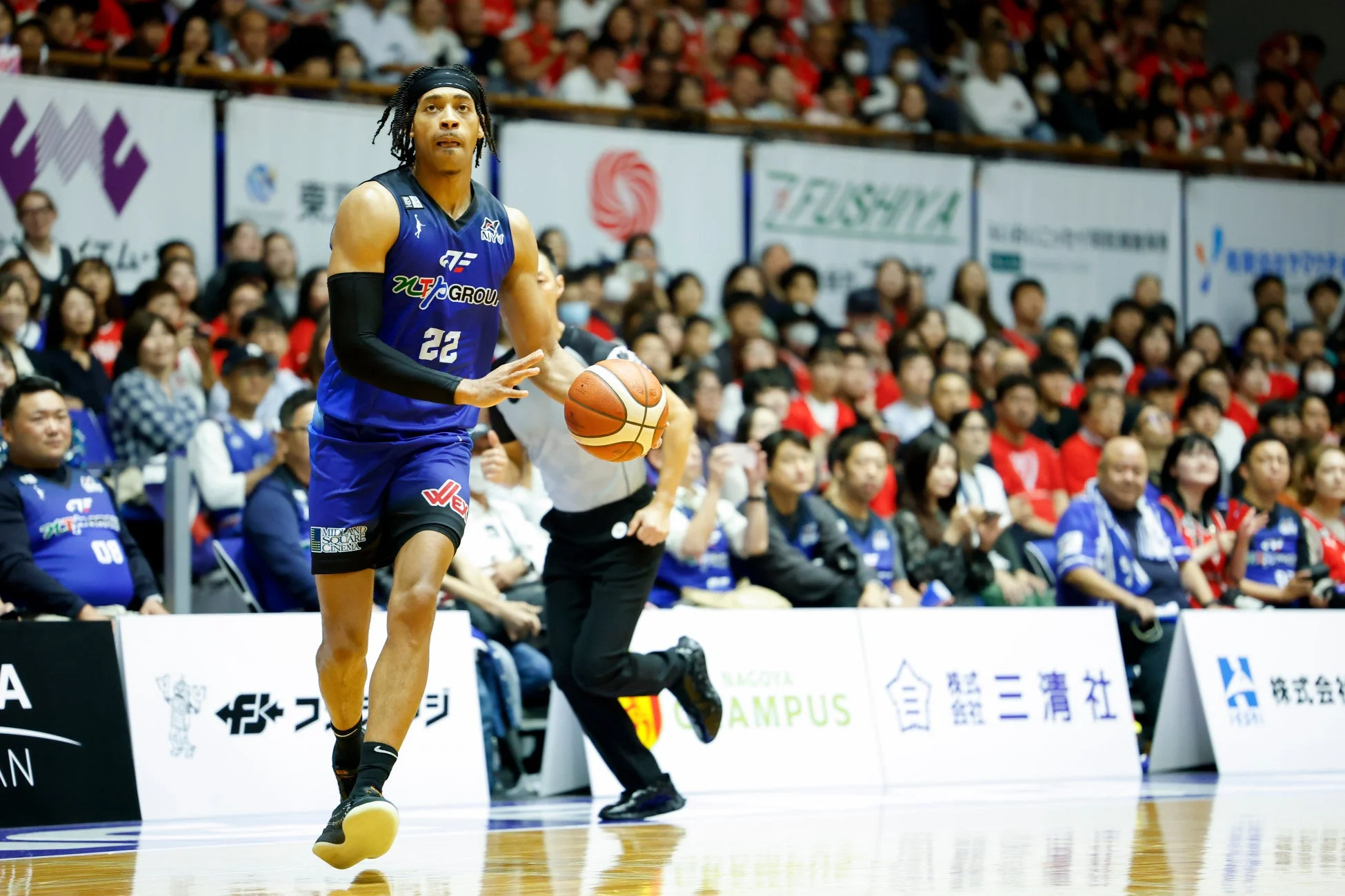 バスケットボール選手 ドリブル