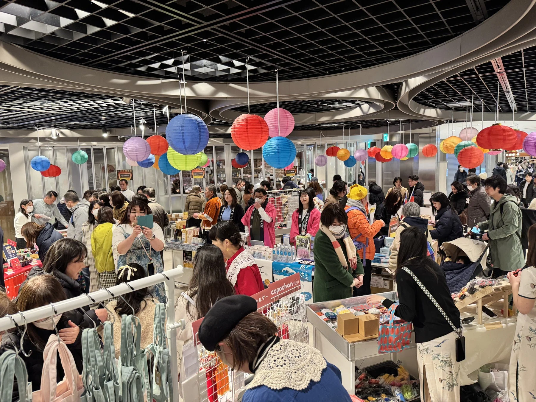 市場のような雰囲気のイベント会場