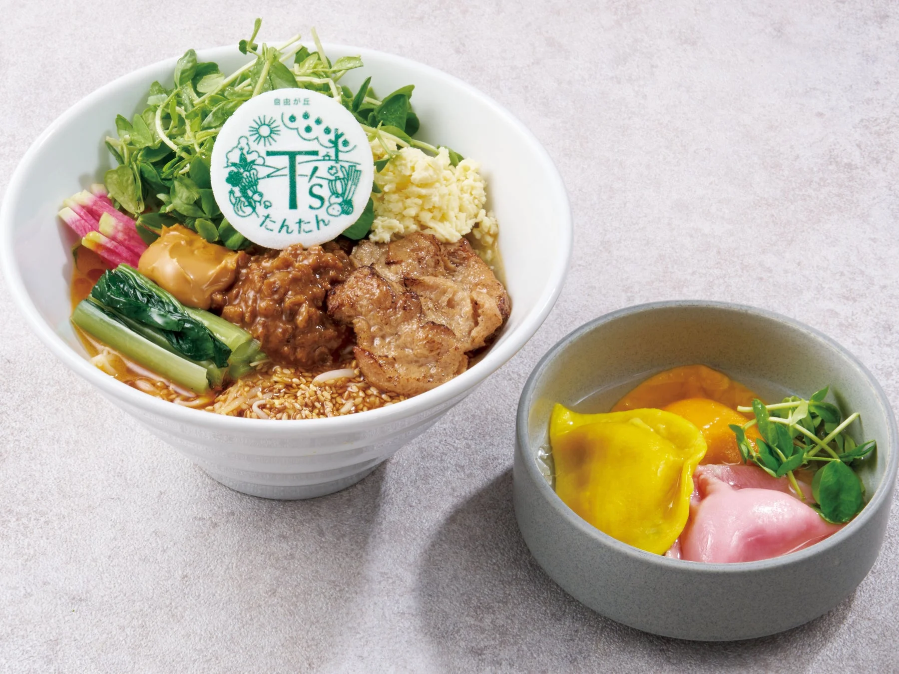 担々麺とカラフルな水餃子