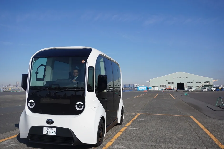 青い空の下、e-Paletteが広々とした敷地に停車している様子