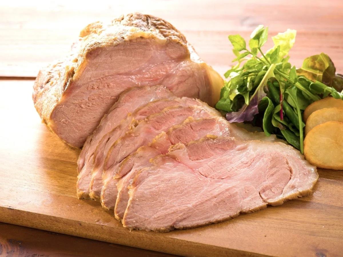 美しくスライスされた留寿都産ローストポーク