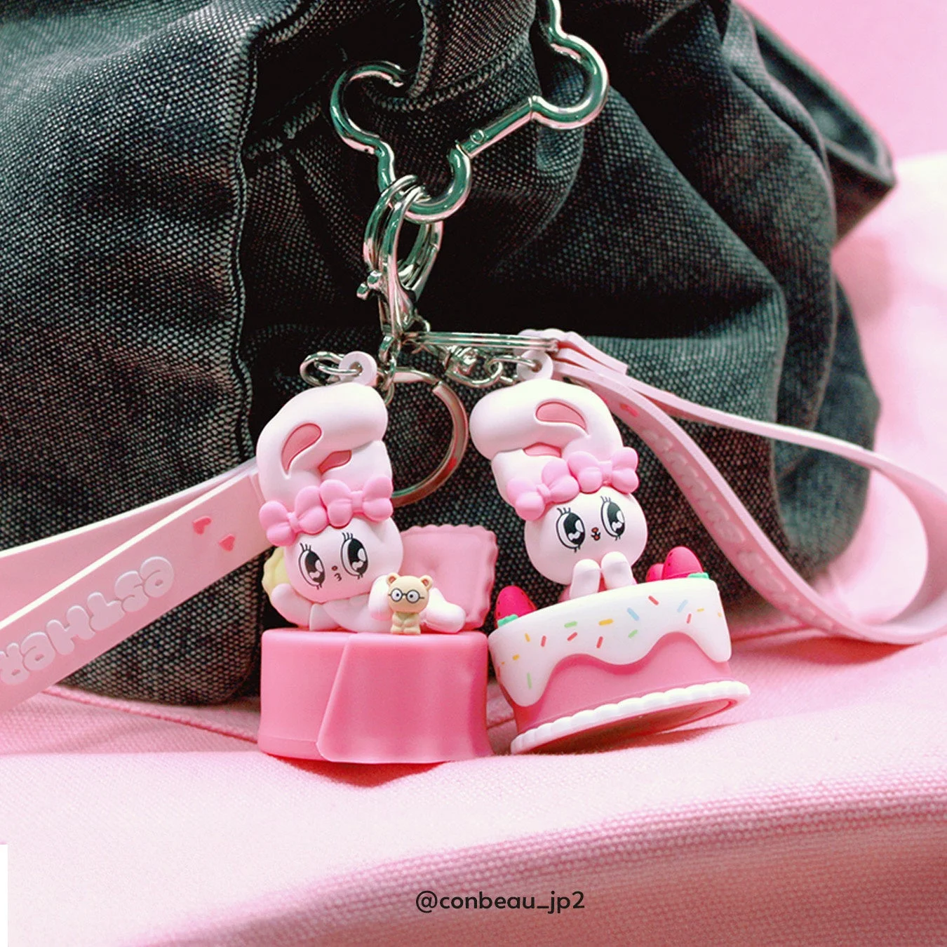 デニムバッグに付けられたエスターバニーのキーホルダー