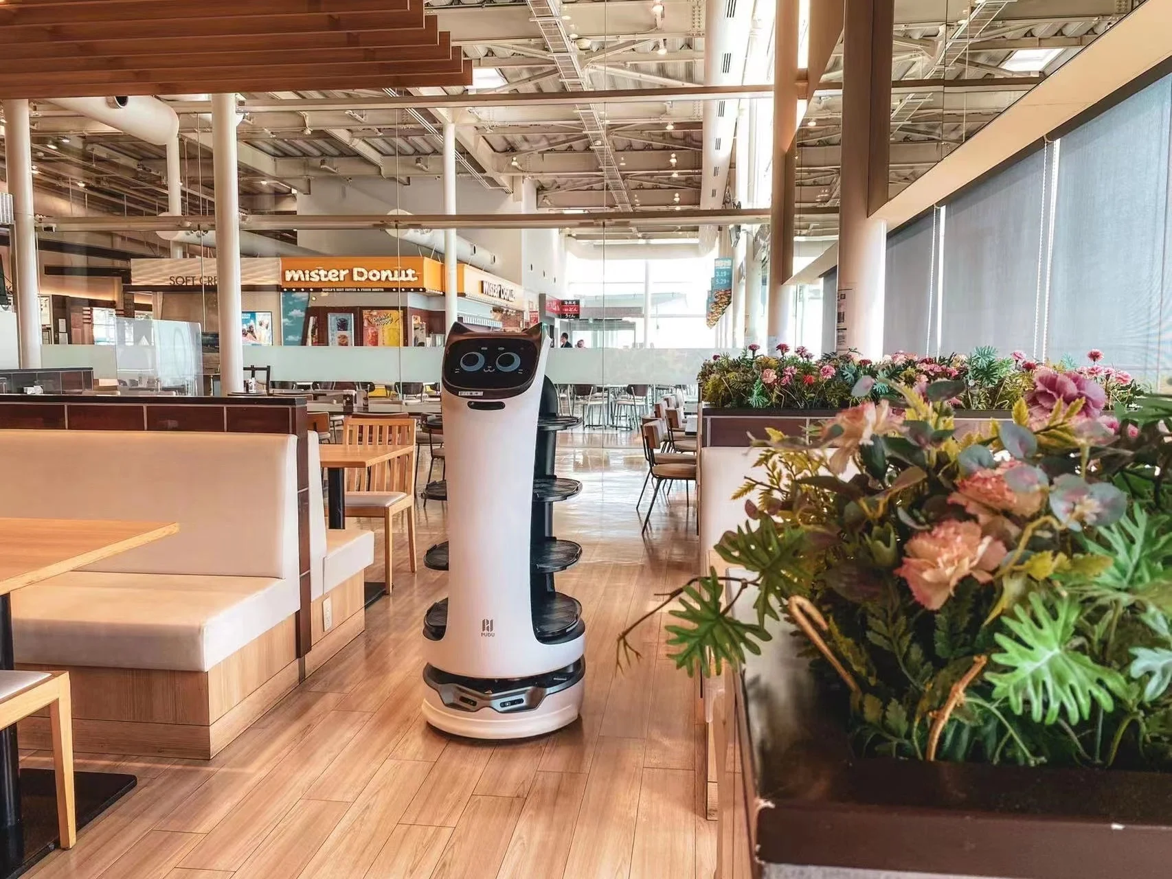 レストラン「ロイヤル」で稼働する配膳ロボット