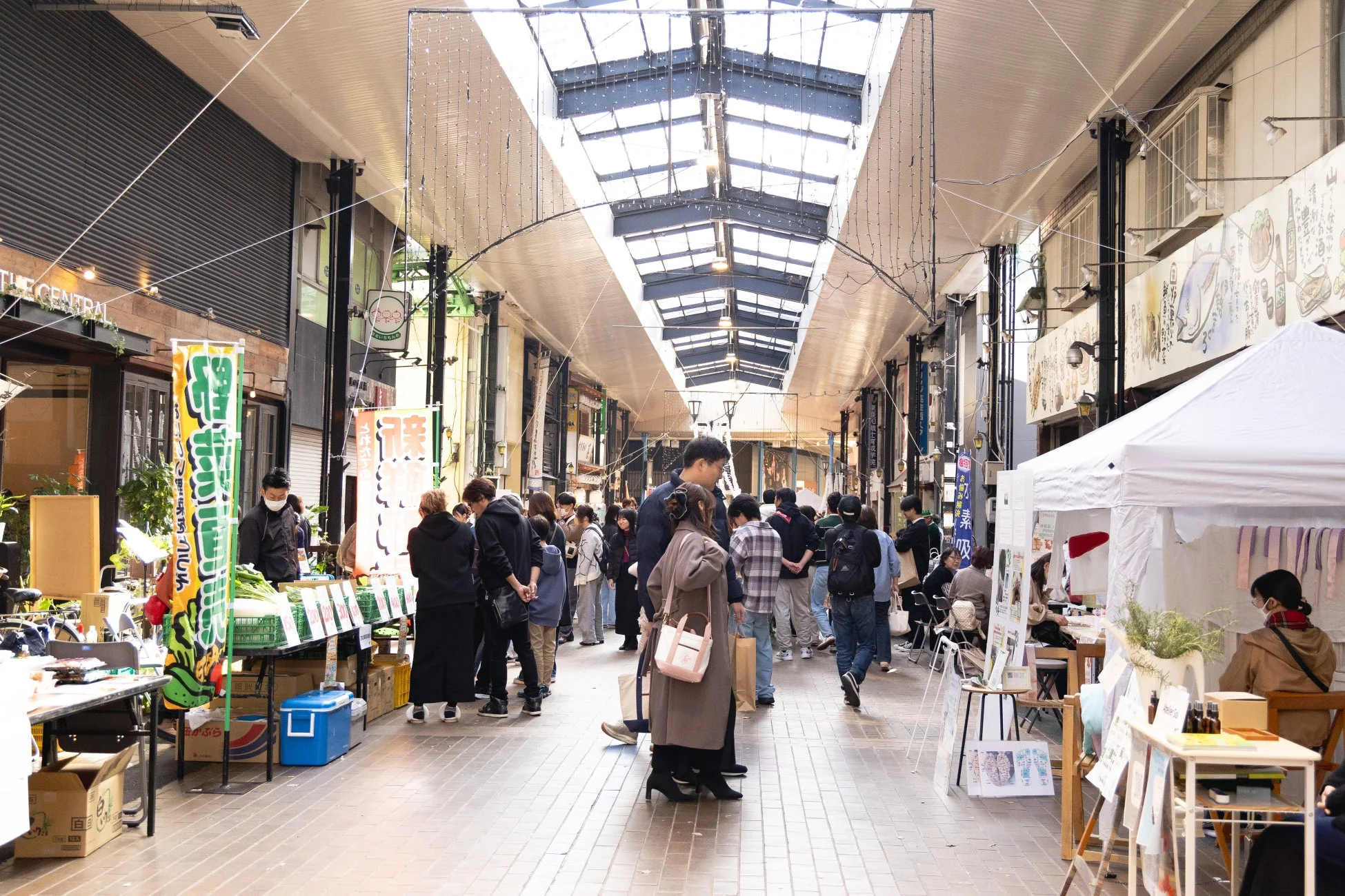 活気あふれる商店街