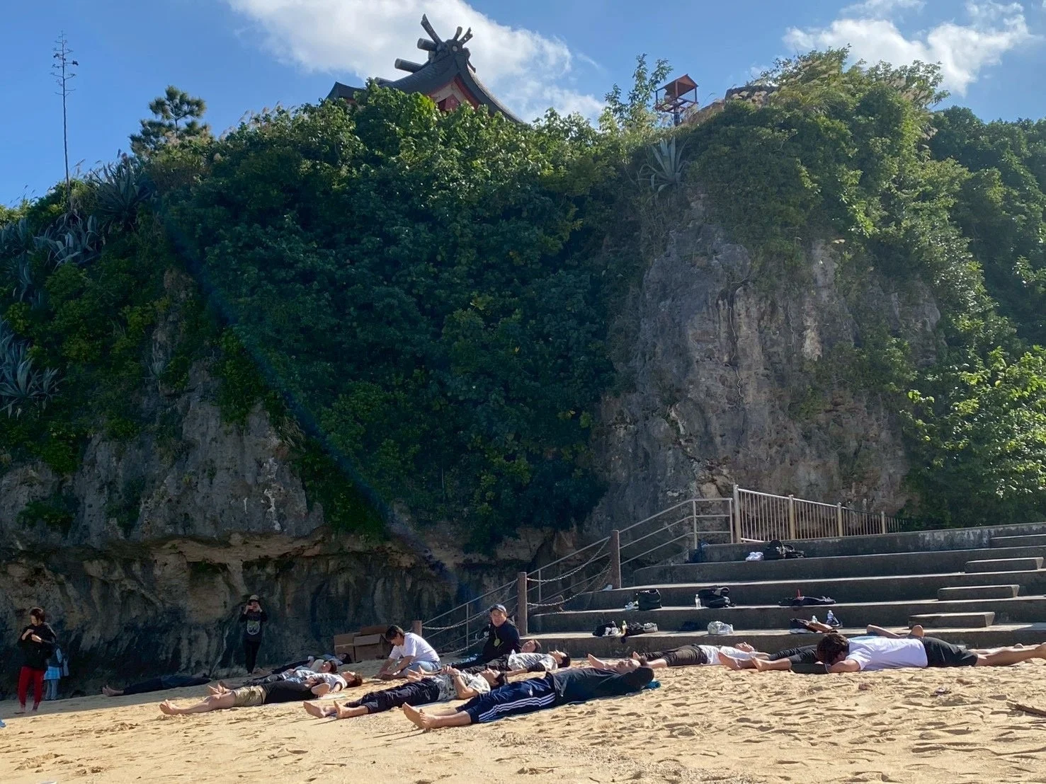 ビーチで横たわりリラックスする人々