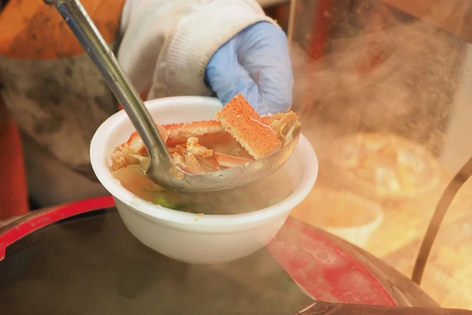 温かいカニ汁が提供される様子