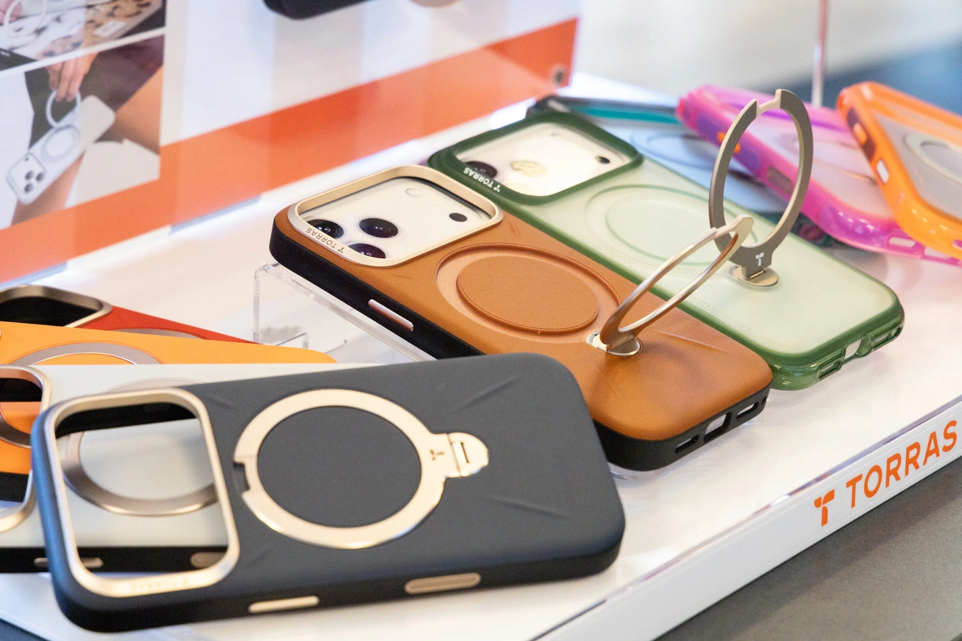 様々な色のスマートフォンケースが並べられた展示