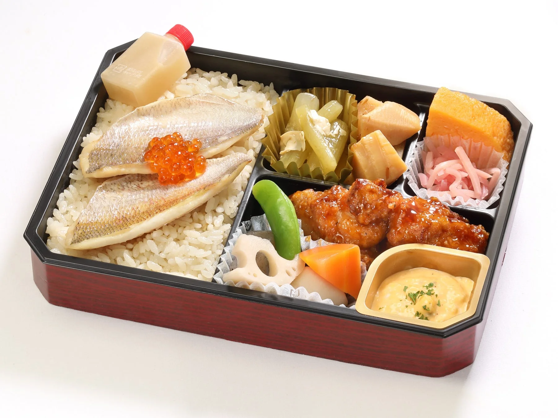 鯛めしと唐揚げなどが入った幕の内弁当