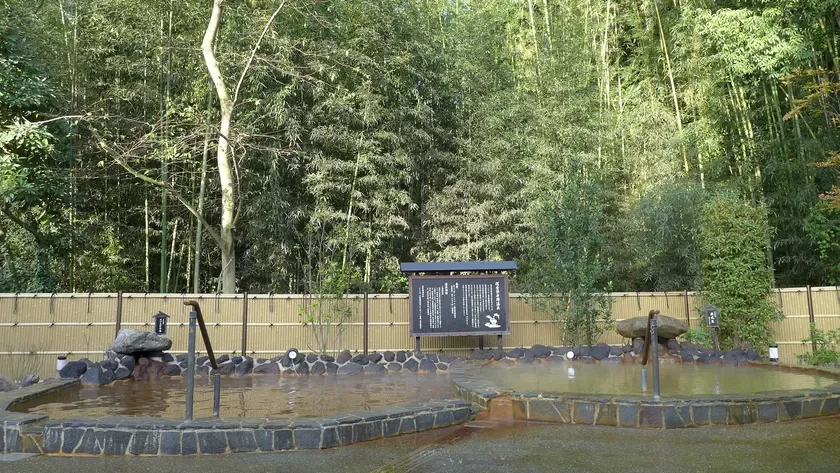 竹林に囲まれた露天風呂