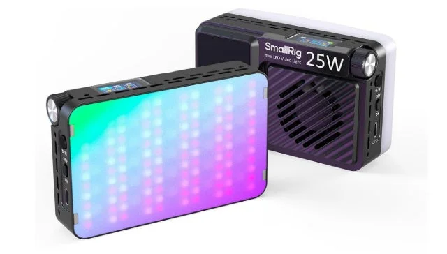 SmallRig製の小型LEDビデオライトが2台写っています。1台はカラフルな光を発しており、もう1台は製品の側面が見える状態で、ON/OFFスイッチやUSBポートなどの詳細が確認できます。撮影用のポータブル照明として使用されます。