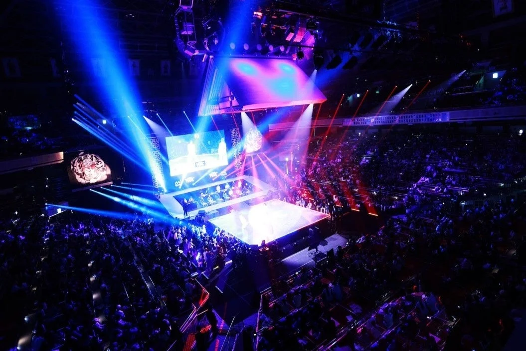 アリーナの観客とステージ